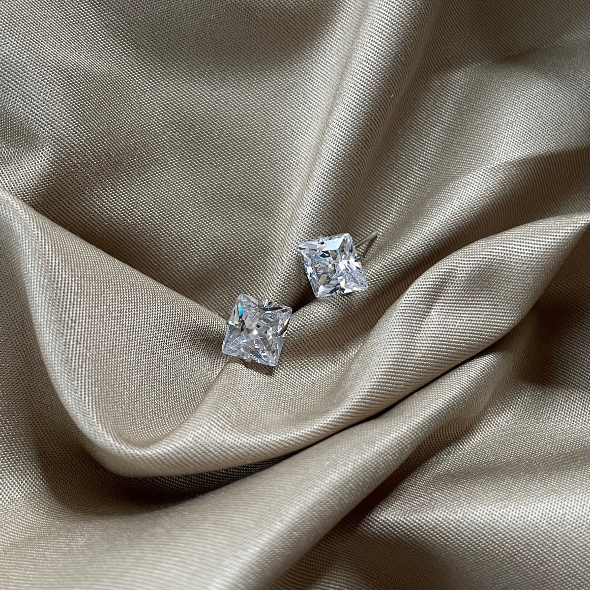 [Love More]Stylish Shiny Square Center Stone Stud Earrings