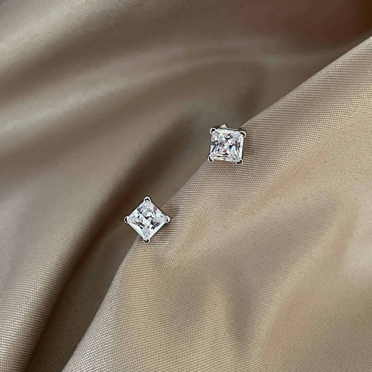 [Love More]Delicate Square Shape Earrings