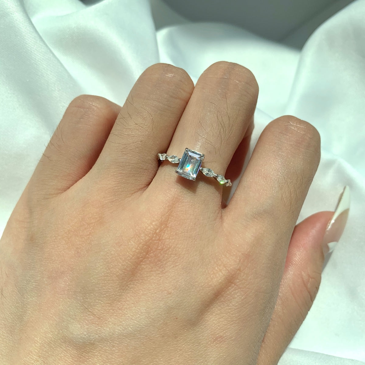 [Love More]1.0 Carat Dainty Resplendent Radiant Cut Daily Ring