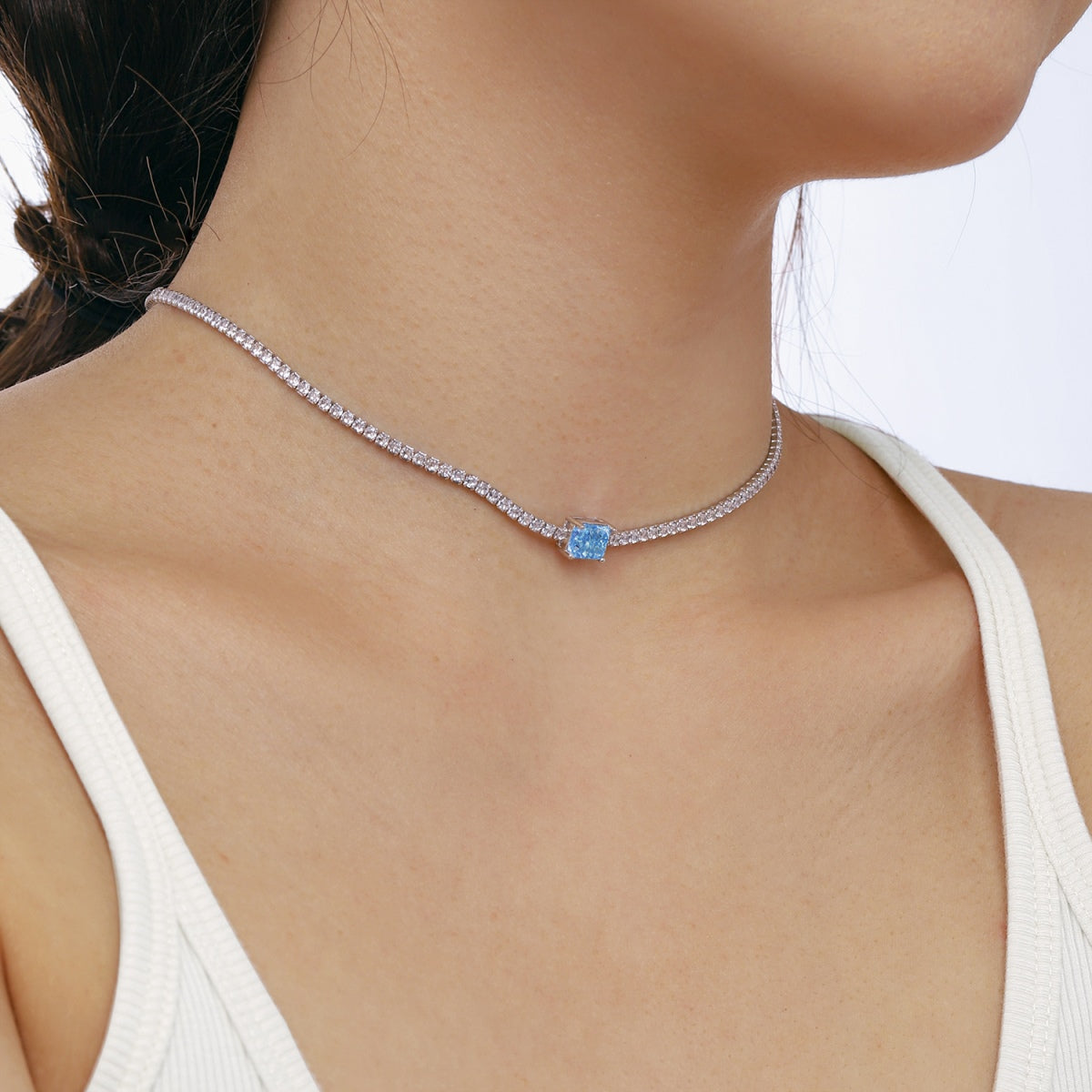 [Love More]2.0 carat Ornate Emerald Cut Necklace