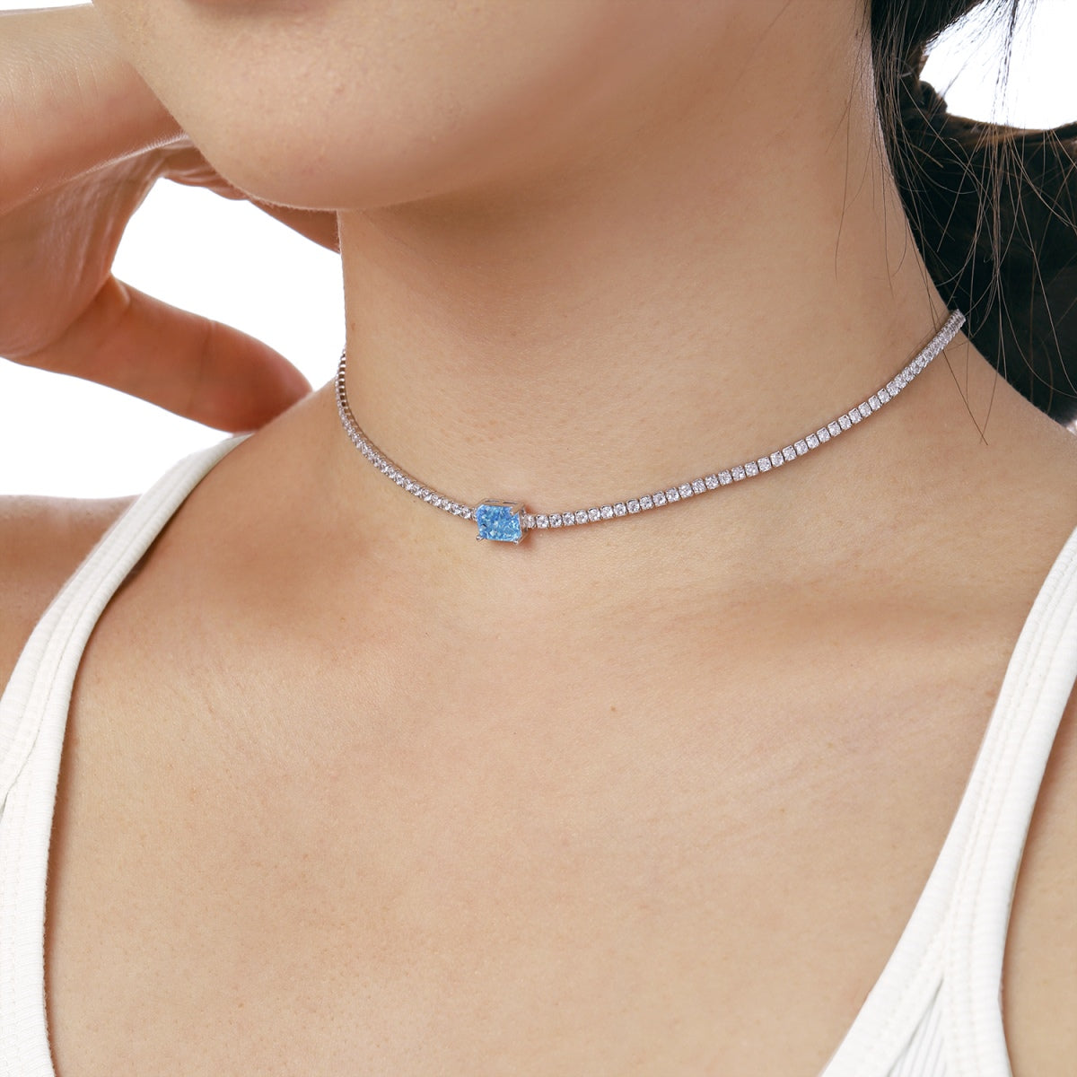 [Love More]2.0 carat Ornate Emerald Cut Necklace