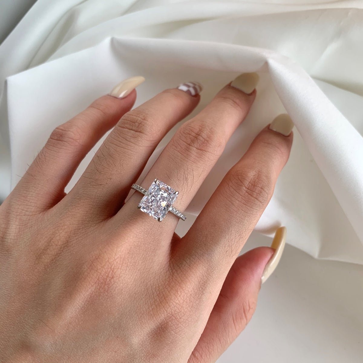 [Love More]4.0 Carat Luxurious Engagement Ring