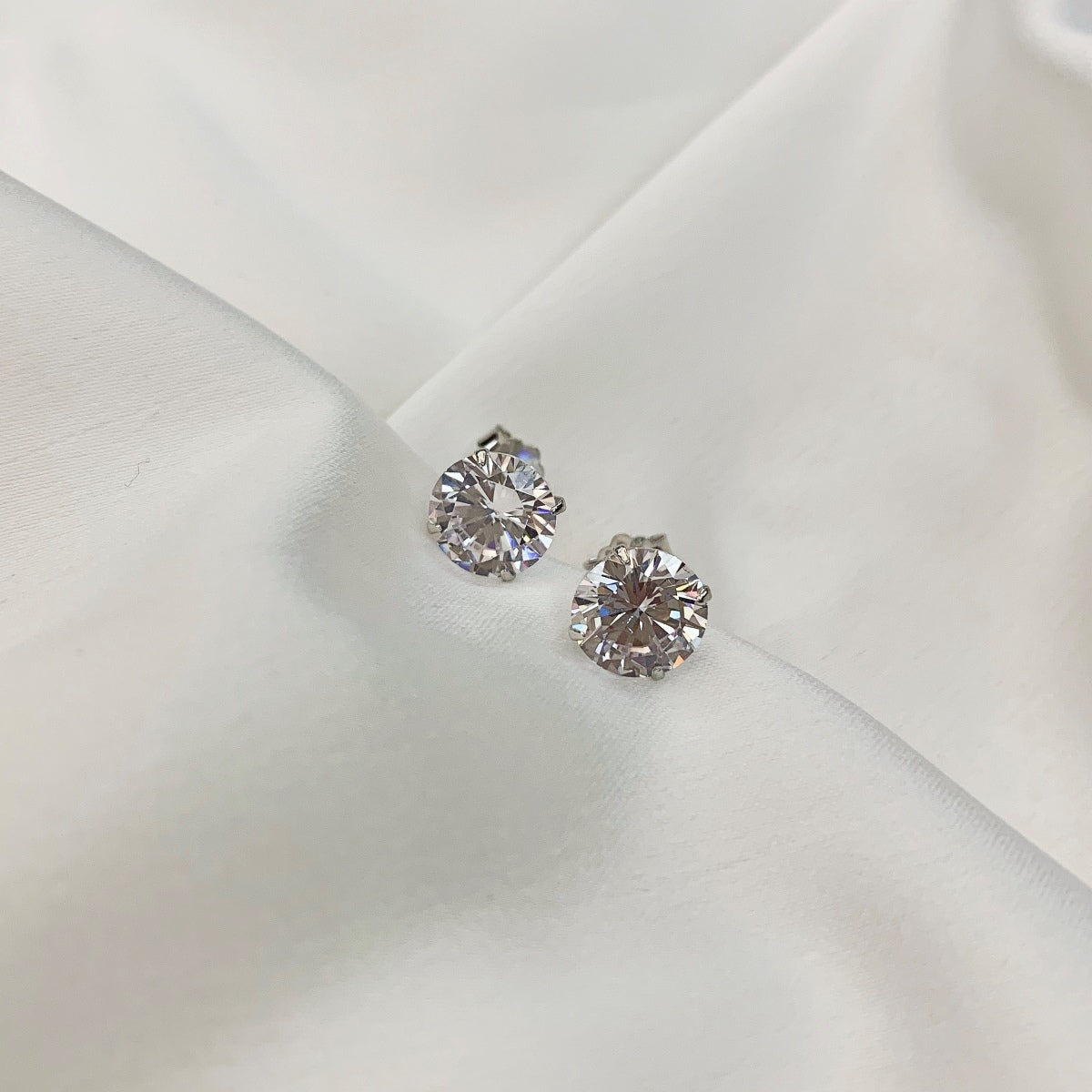 [Love More]Stylish Shiny Round Center Stone Stud Earrings