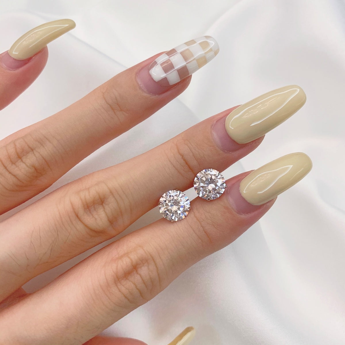[Love More]Stylish Shiny Round Center Stone Stud Earrings