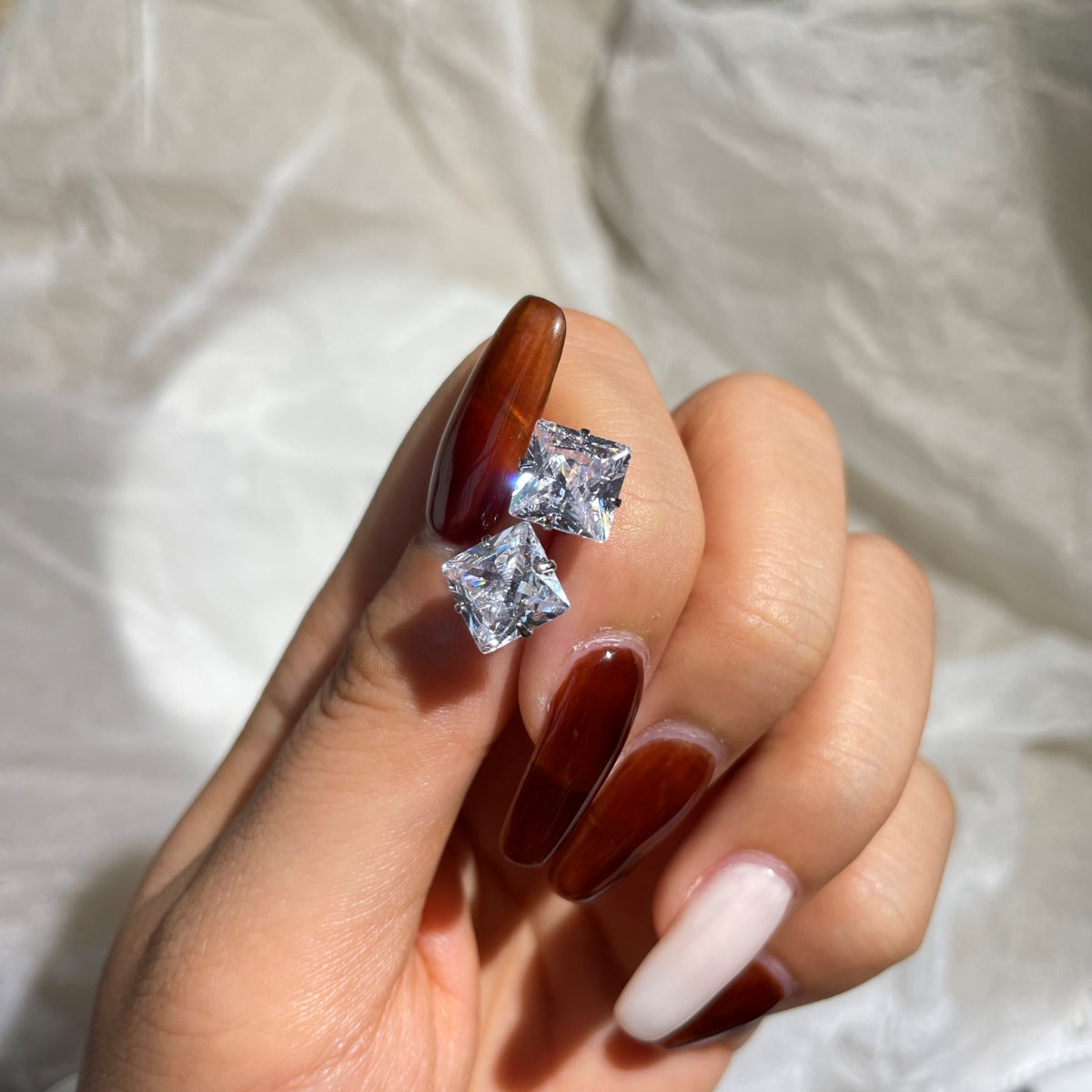 [Love More]Stylish Shiny Square Center Stone Stud Earrings