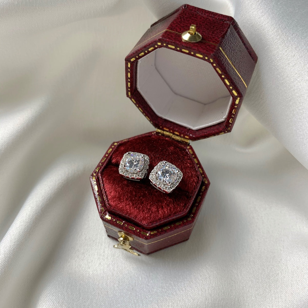 [Love More]Classic Round Center Stone Stud Earrings