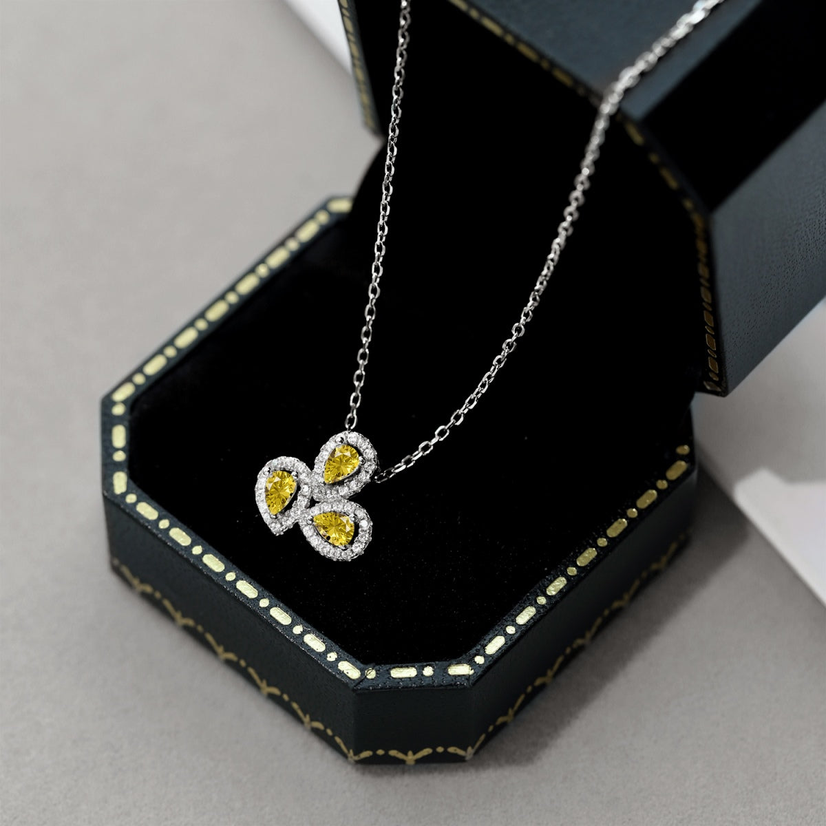[Love More]Elegant Flower Shape Pear Cut Necklace