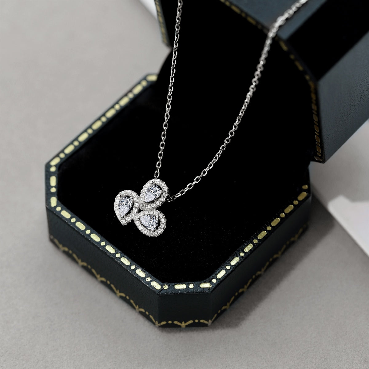[Love More]Elegant Flower Shape Pear Cut Necklace