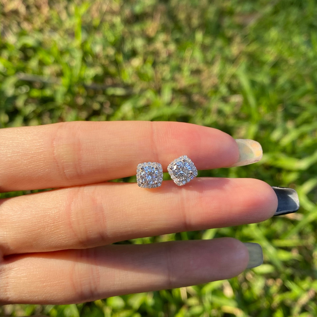 [Love More]Classic Round Center Stone Stud Earrings