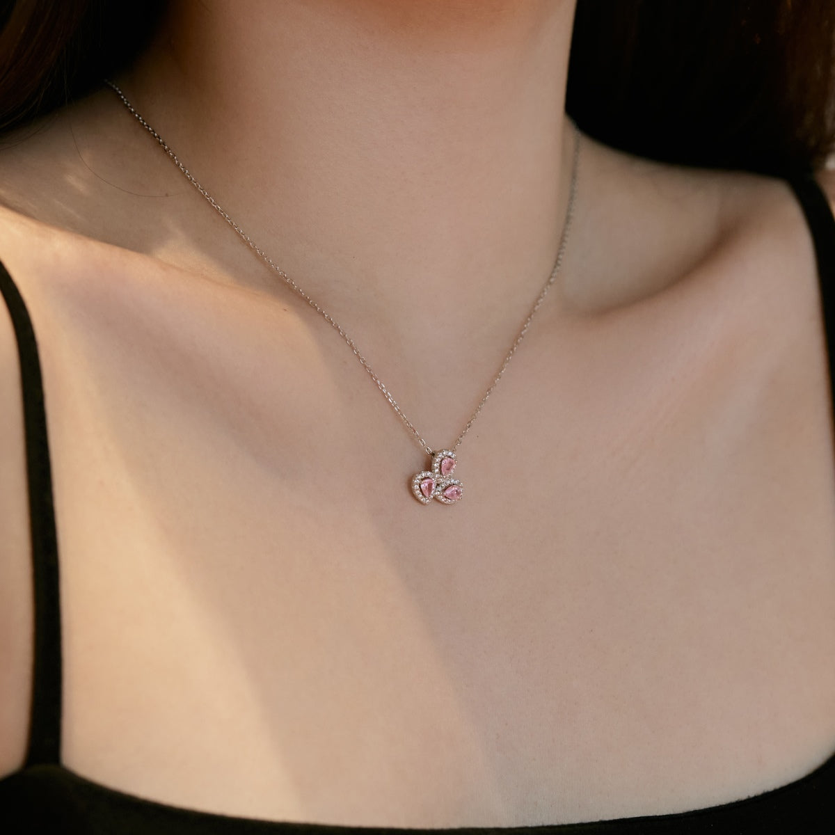 [Love More]Elegant Flower Shape Pear Cut Necklace