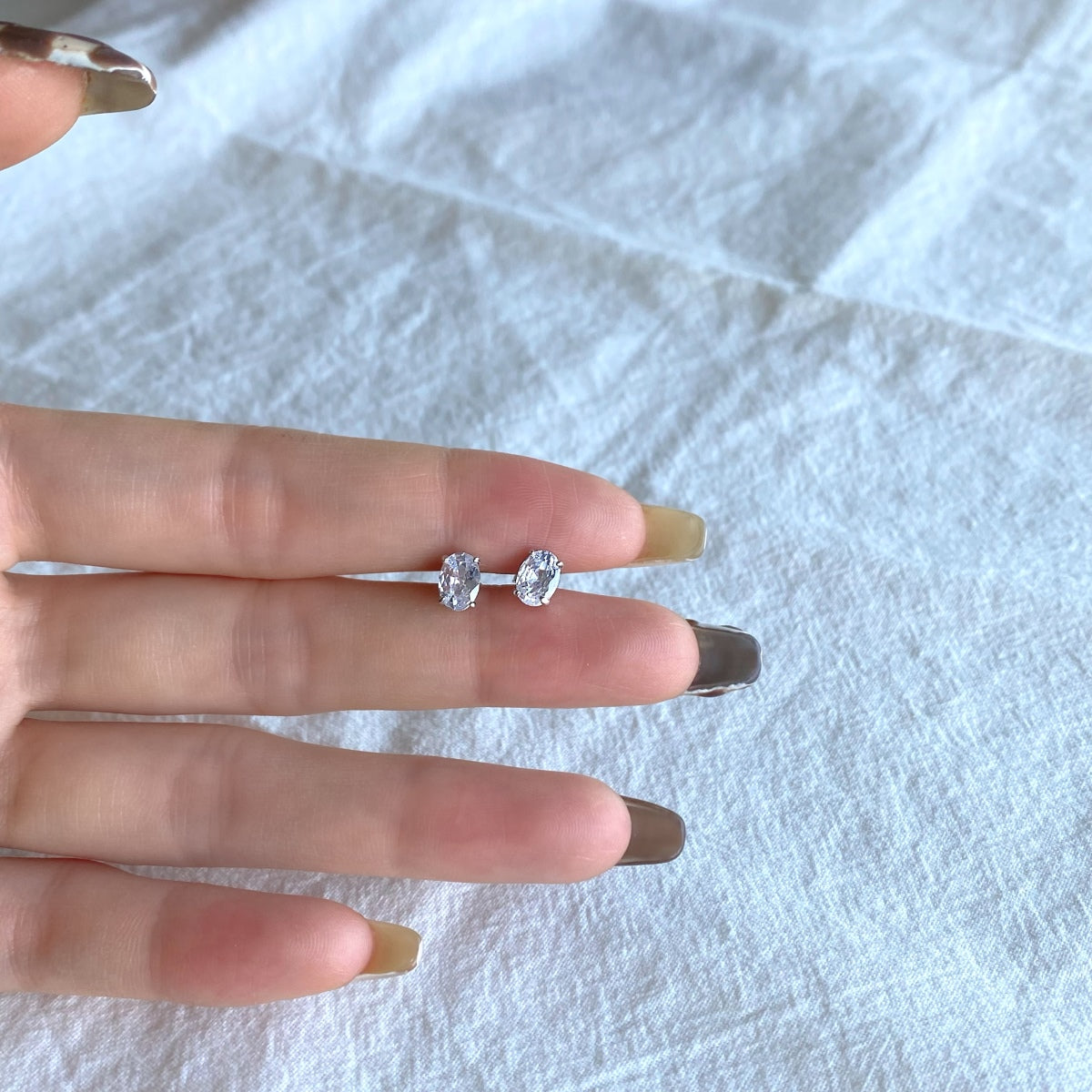 [Love More]Oval Classic Dignified Elegant Earrings