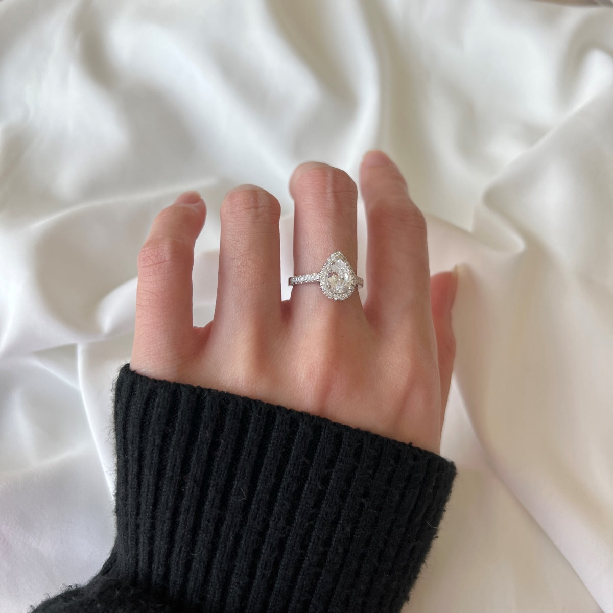 [Love More]1.0 Carat Luxurious Resplendent Water Drop Shape Wedding Ring