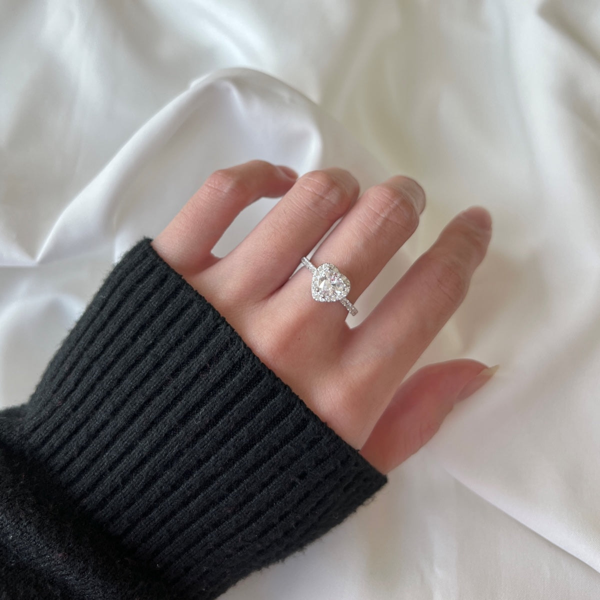 [Love More]Eternity Splashy Romantic Heart Shape Lover Ring