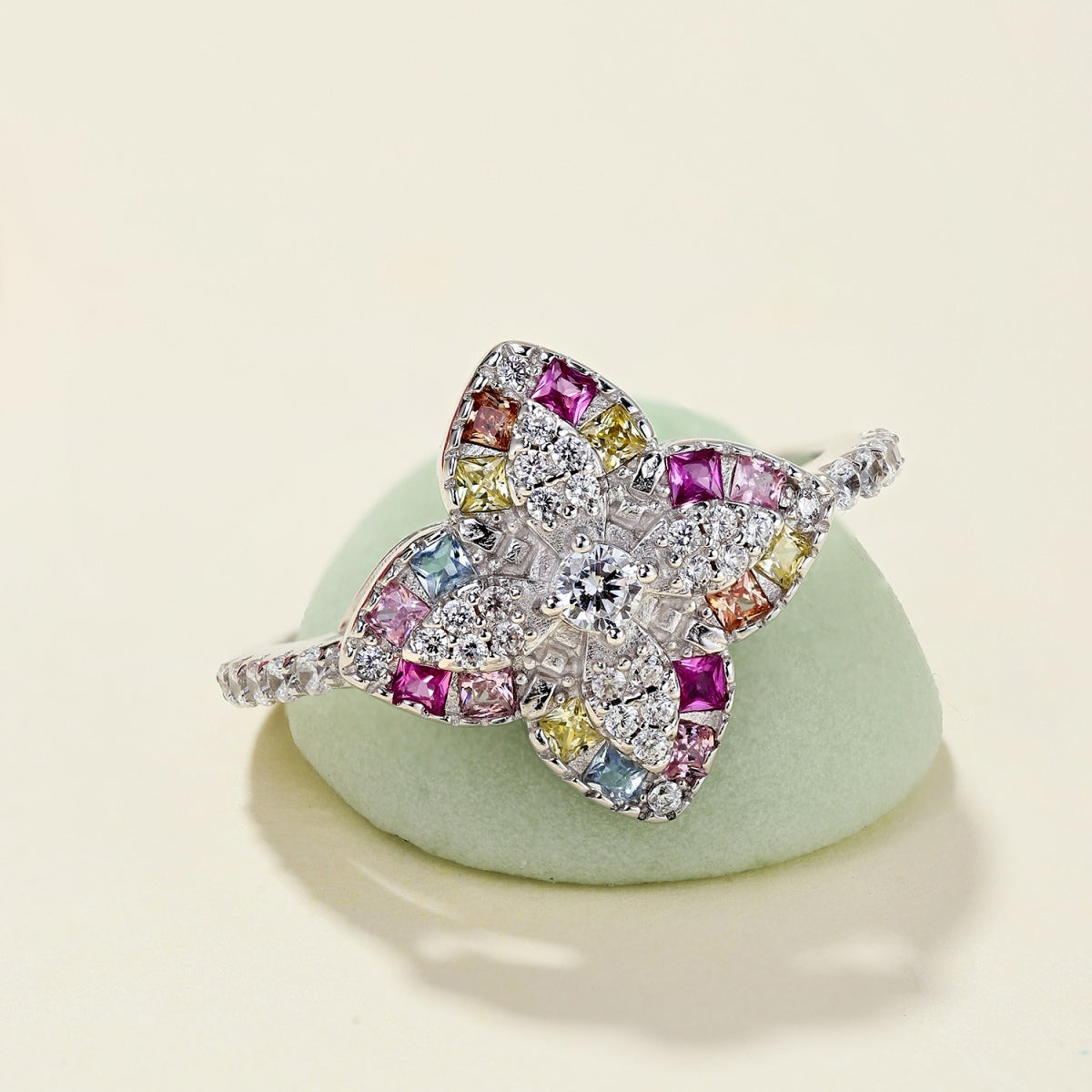 [Love More]Luxurious Colorful Flower Shape Banquet Ring