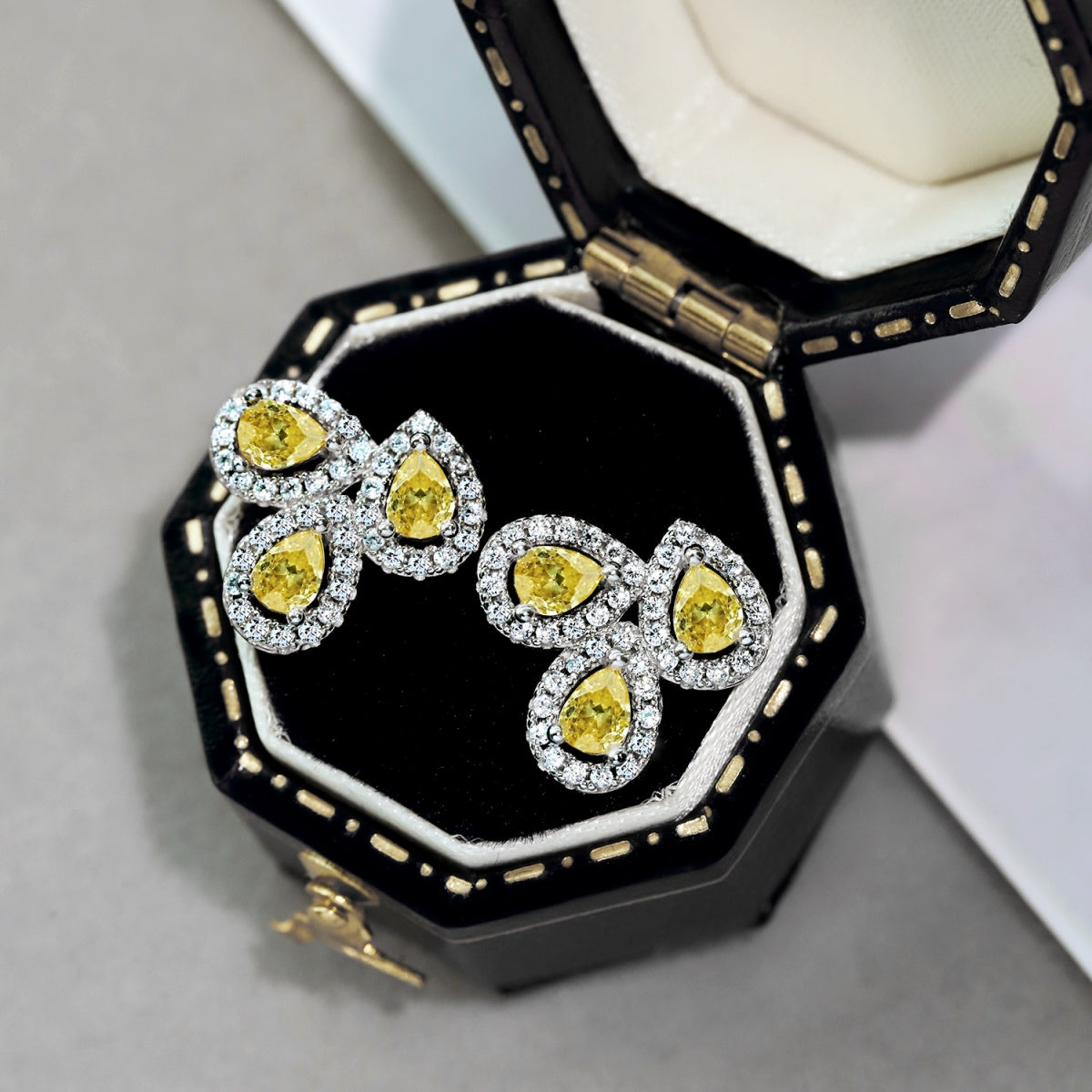 [Love More]Ornate Flower Shape Pear Cut Lover Earrings