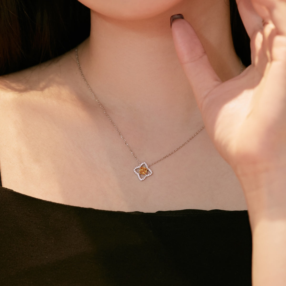 [Love More]Exquisite Flower Shape Princess Cut Necklace