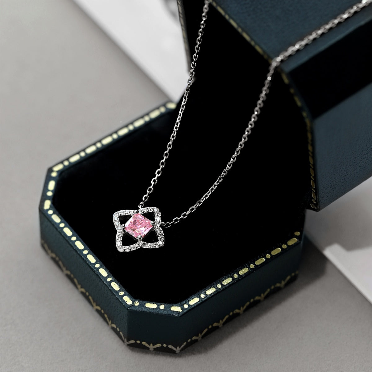 [Love More]Exquisite Flower Shape Princess Cut Necklace