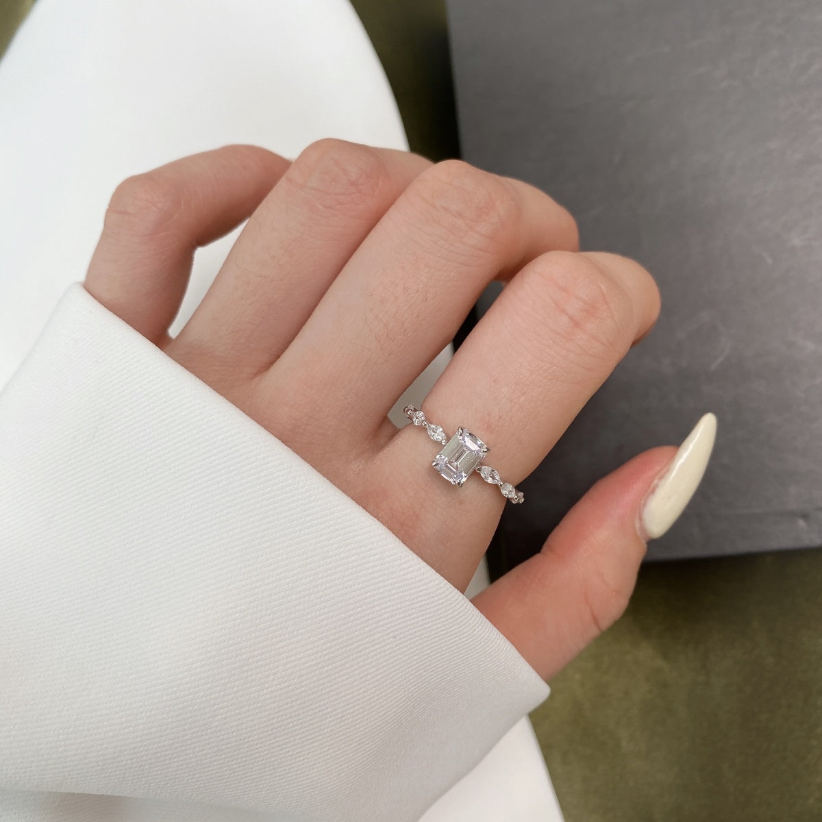 [Love More]1.0 Carat Dainty Resplendent Radiant Cut Daily Ring