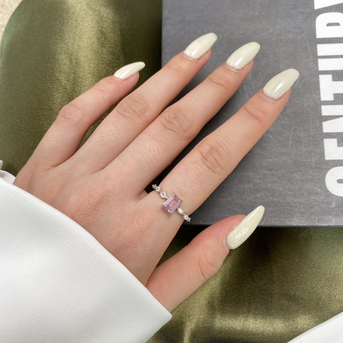 [Love More]1.0 Carat Dainty Resplendent Radiant Cut Daily Ring