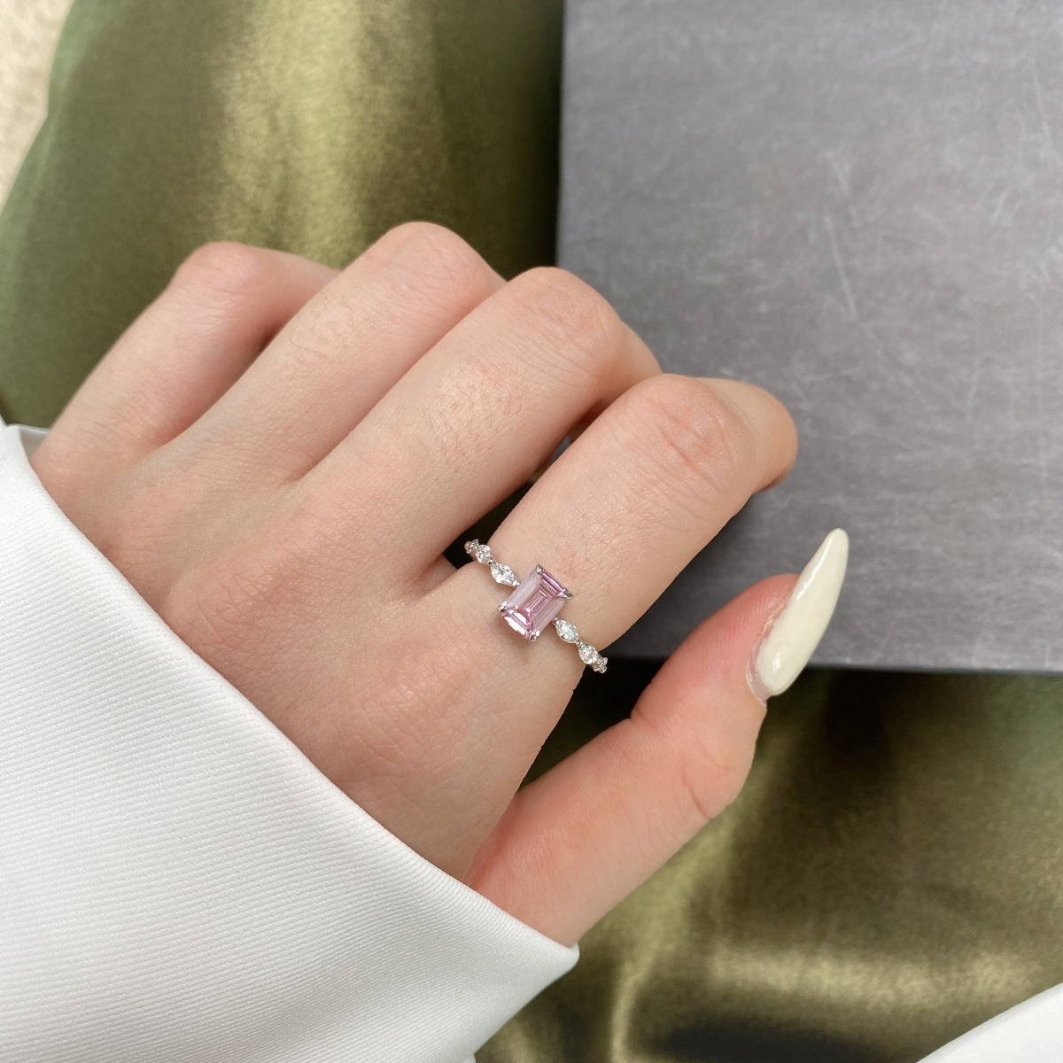 [Love More]1.0 Carat Dainty Resplendent Radiant Cut Daily Ring