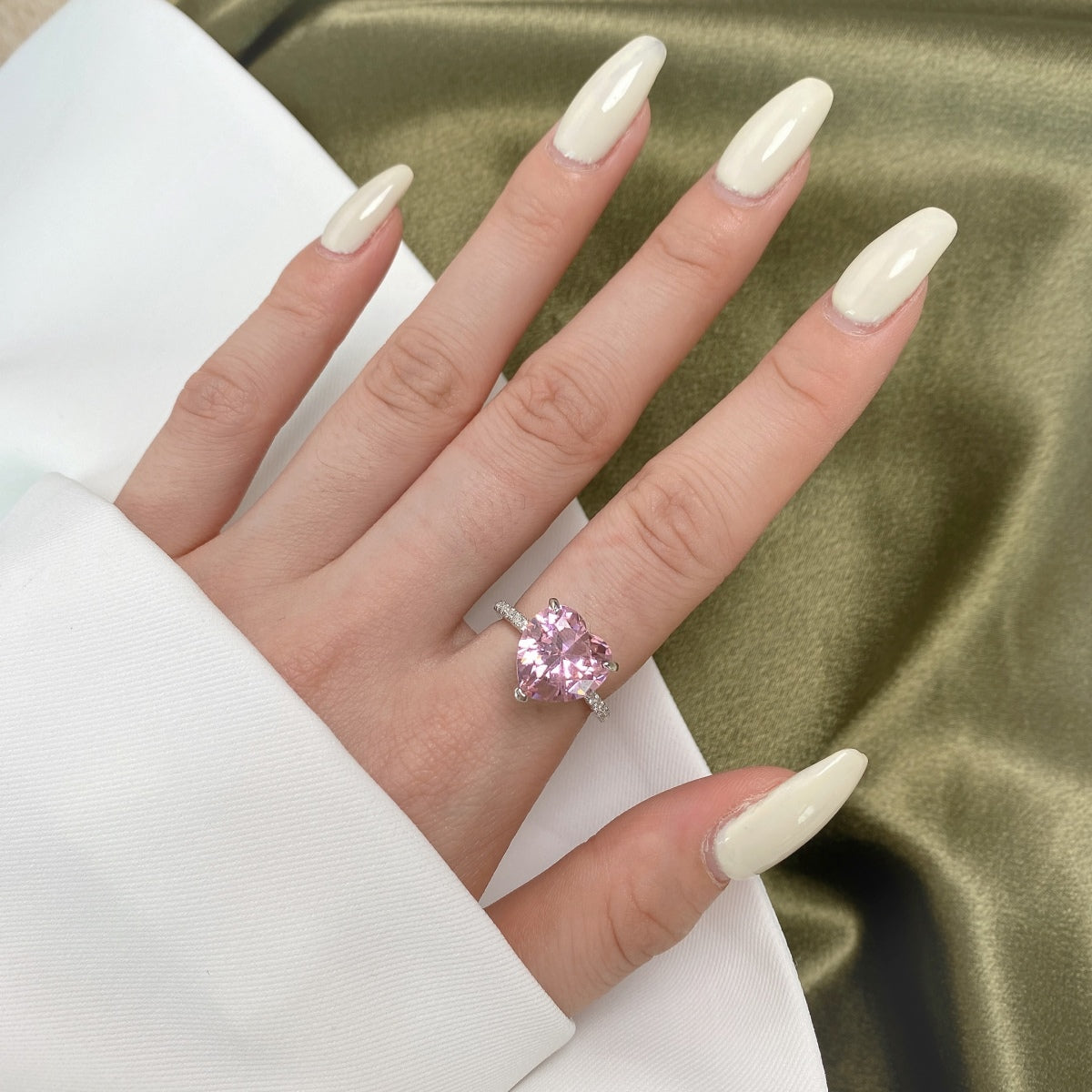 [Love More]6.0 Carat Luxurious Sparkling Romantic Heart Cut Lover Ring