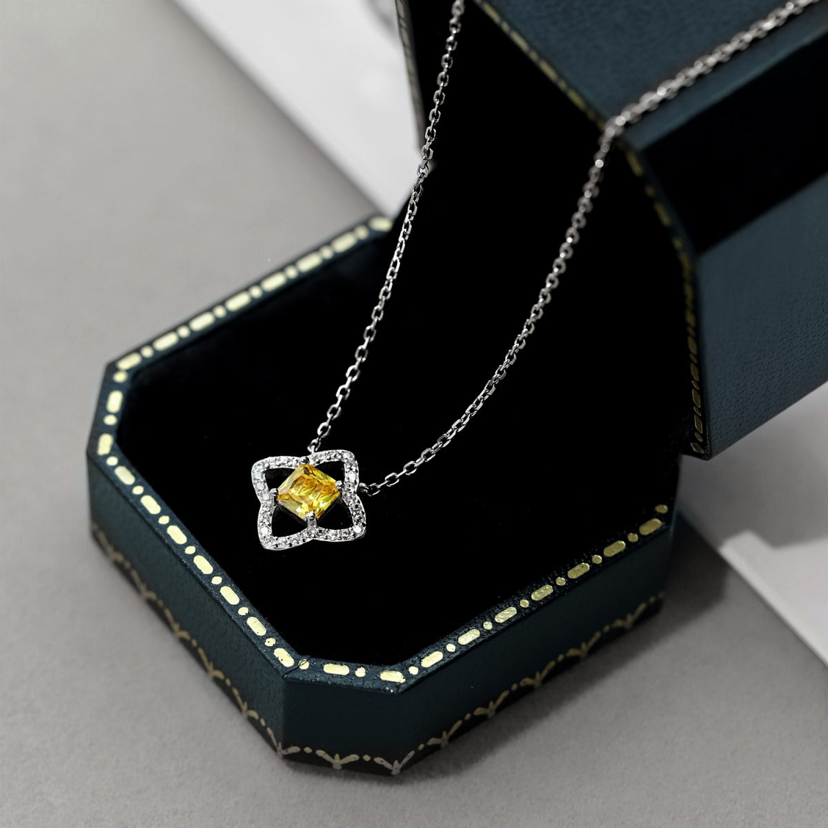 [Love More]Exquisite Flower Shape Princess Cut Necklace