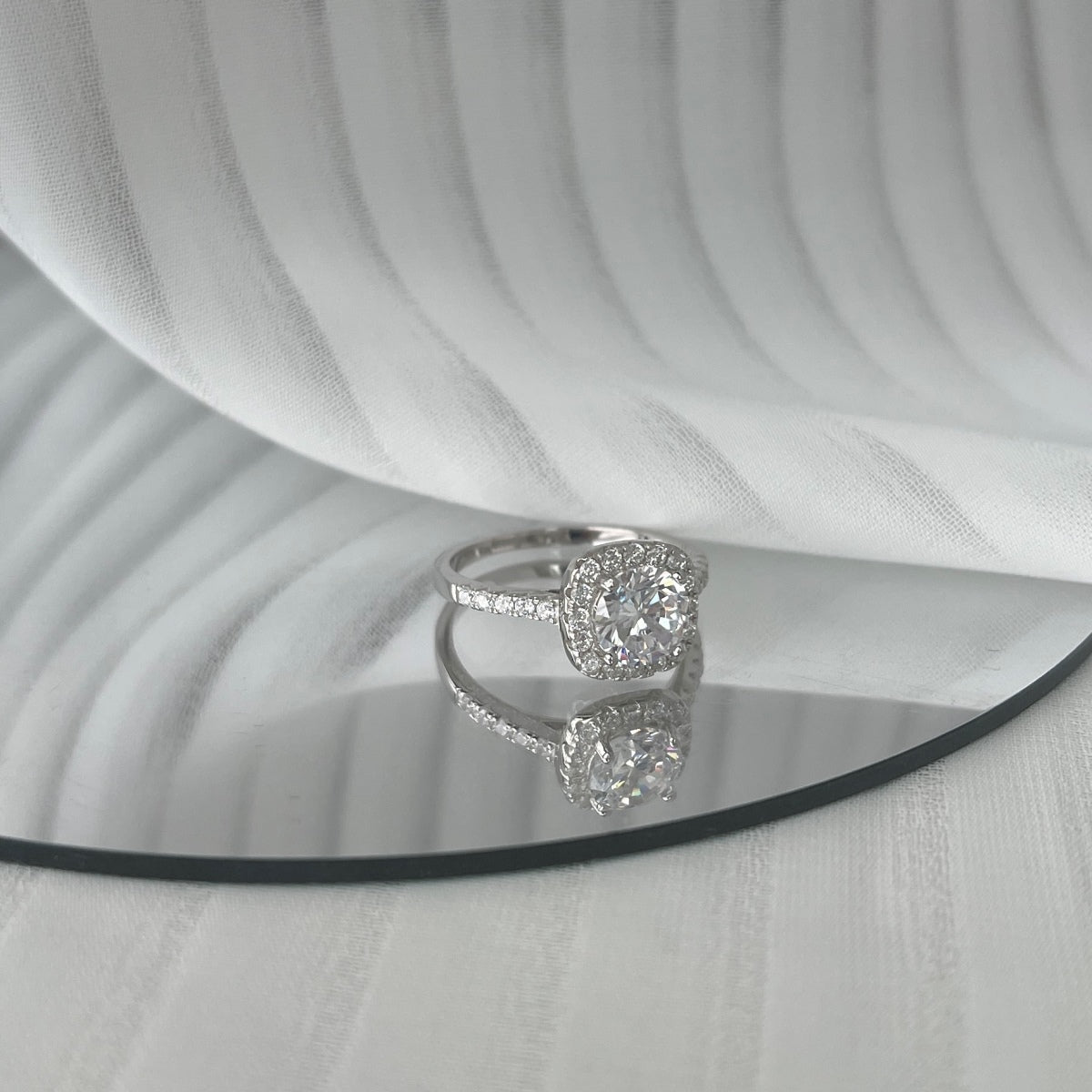 [Love More]Dazzling Resplendent Round Cut Wedding Ring
