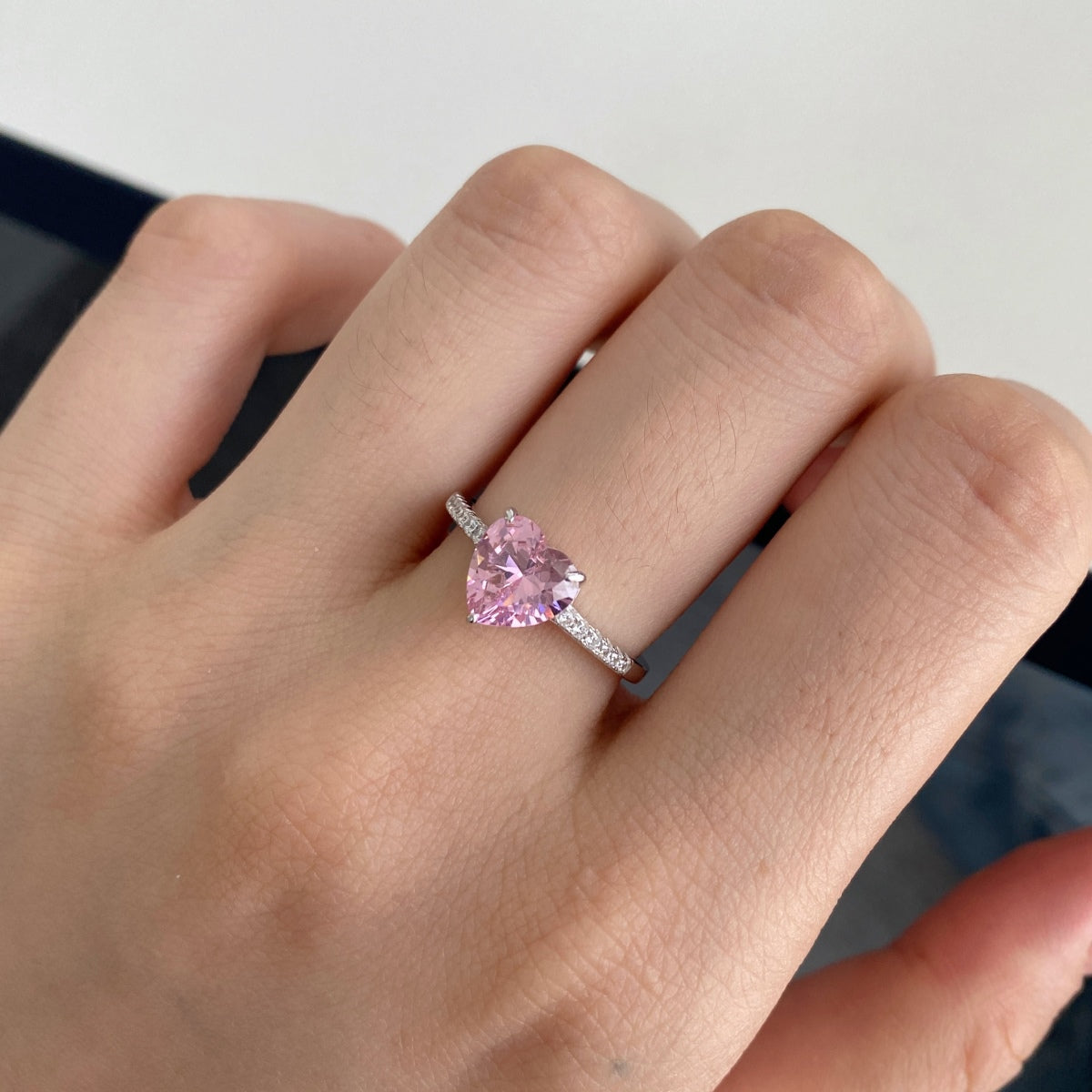 [Love More]2.0 Carat Dazzling Lustrous Heart Cut Lover Ring