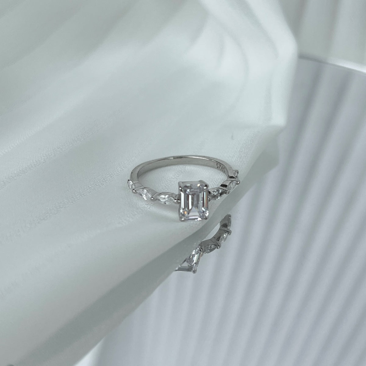 [Love More]1.0 Carat Dainty Resplendent Radiant Cut Daily Ring