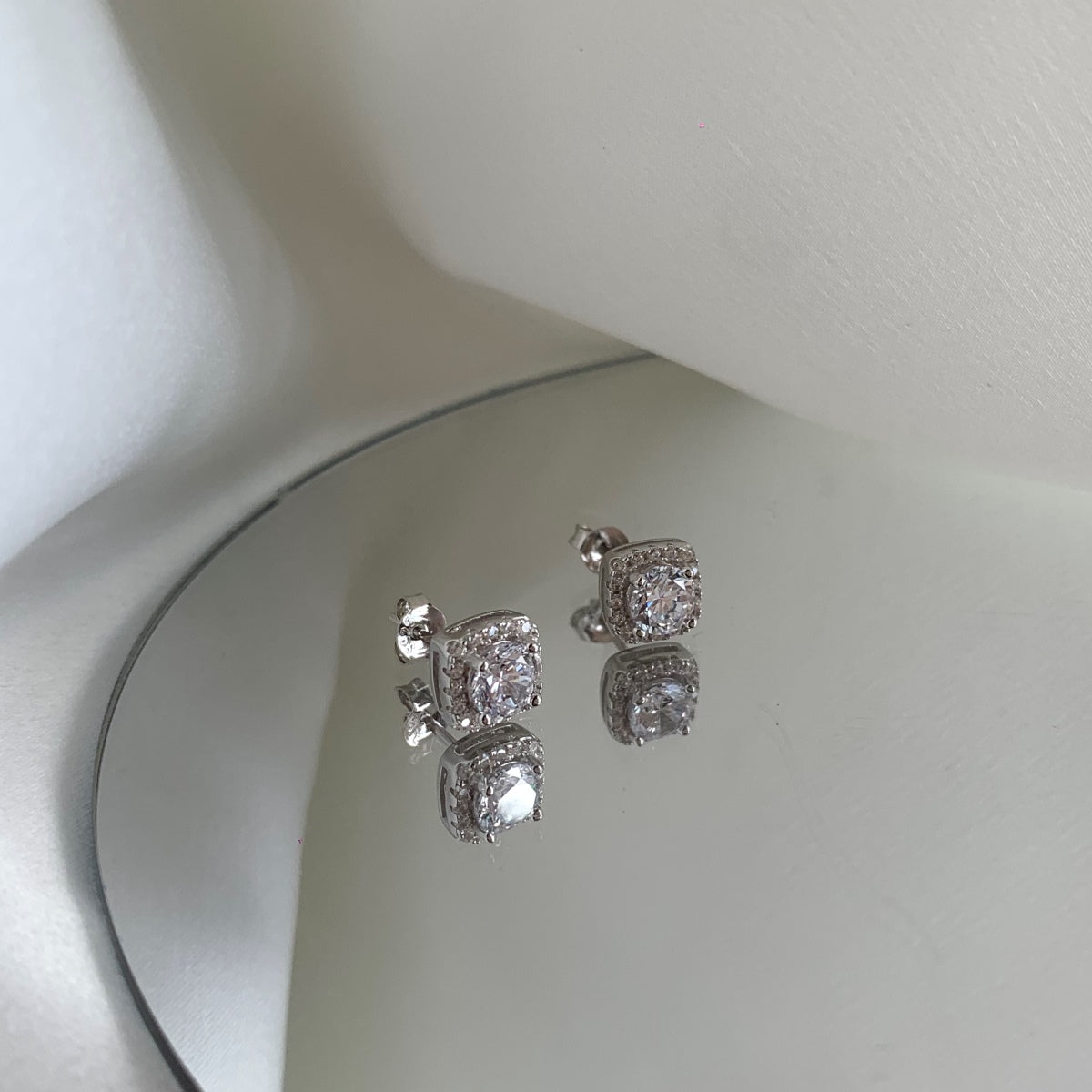 [Love More]Classic Round Center Stone Stud Earrings