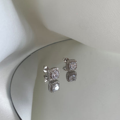 [Love More]Classic Round Center Stone Stud Earrings