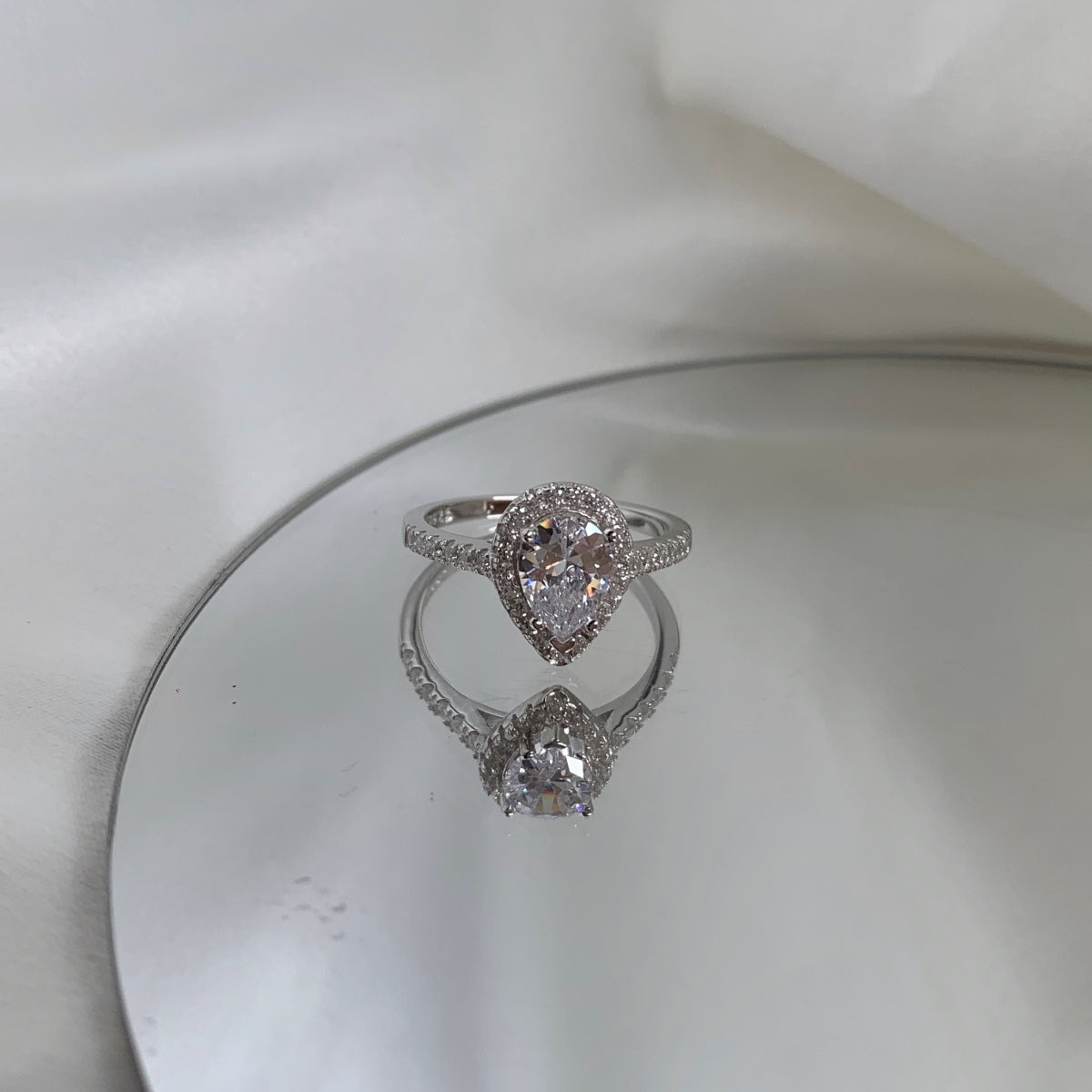 [Love More]1.0 Carat Luxurious Resplendent Water Drop Shape Wedding Ring