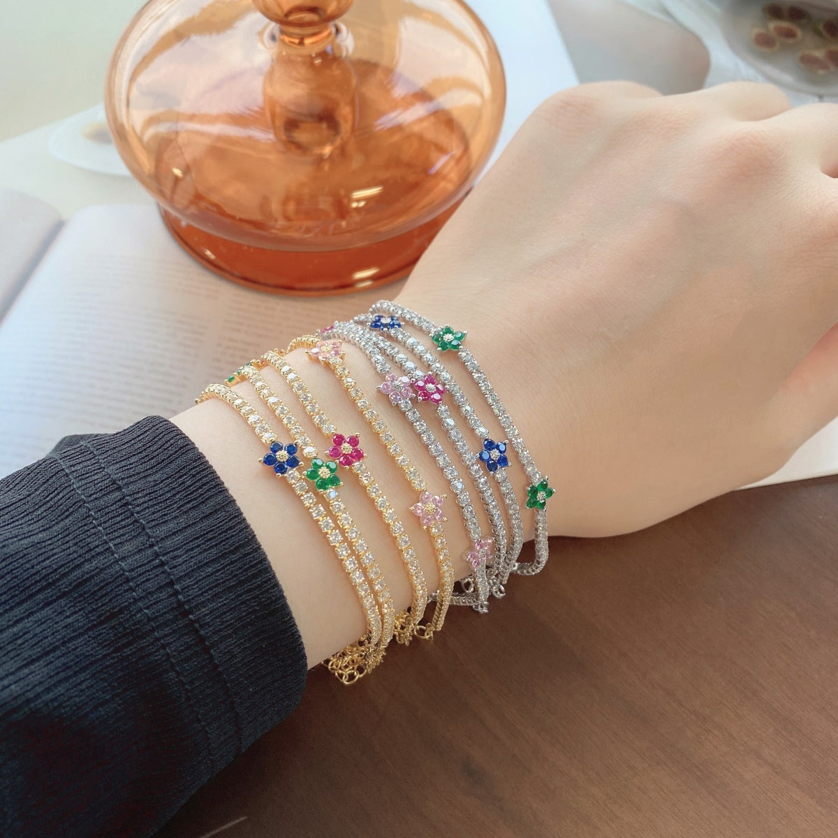 [Love More]Sparkling Flower Shape Tennis Bracelet