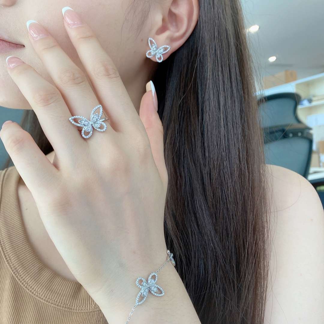 [Love More]Delicate Butterfly Pendant Bracelet