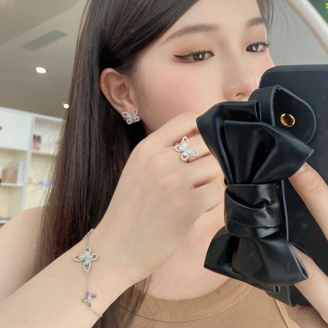 [Love More]Delicate Butterfly Pendant Bracelet
