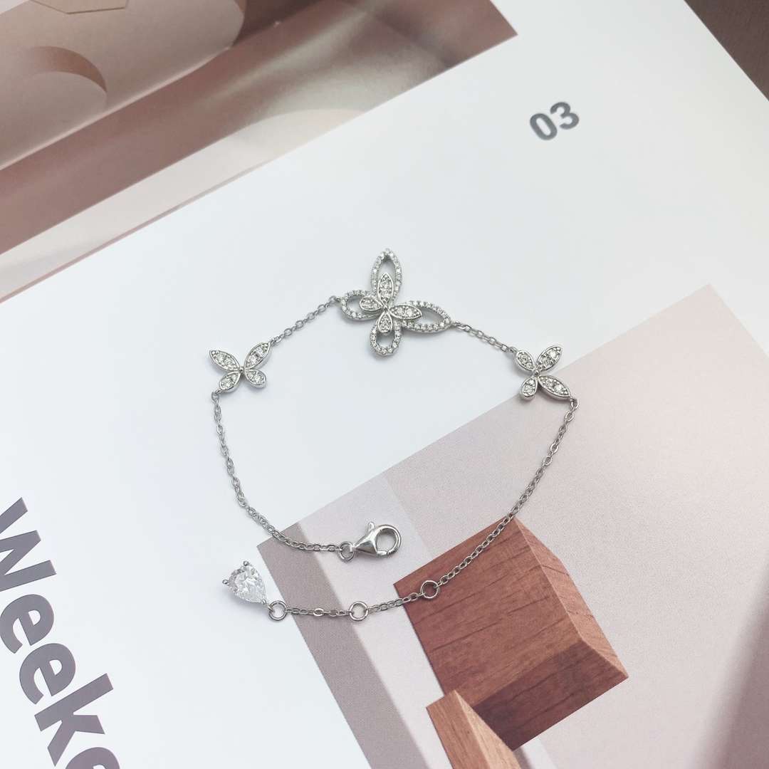 [Love More]Delicate Butterfly Pendant Bracelet