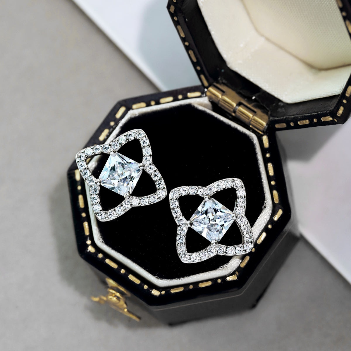 [Love More]Elegant Star Shape Princess Cut Daily Earrings