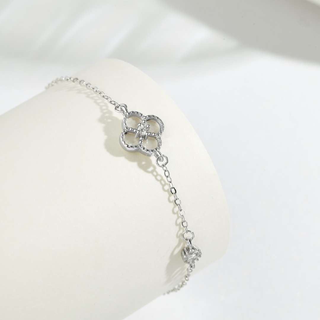 [Love More]Delicate Four Leaf Clover Bracelet