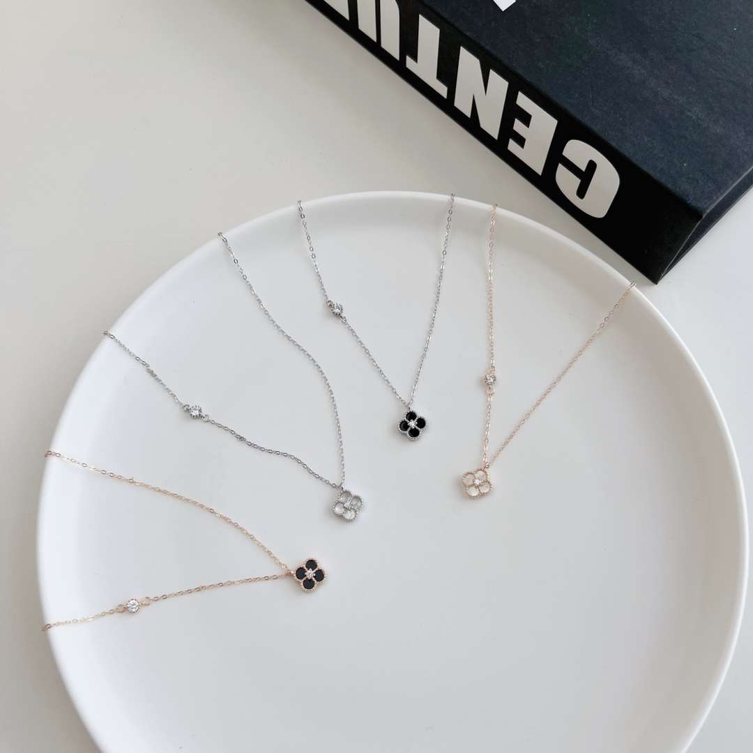 [Love More]Delicate Flower Shape Necklace