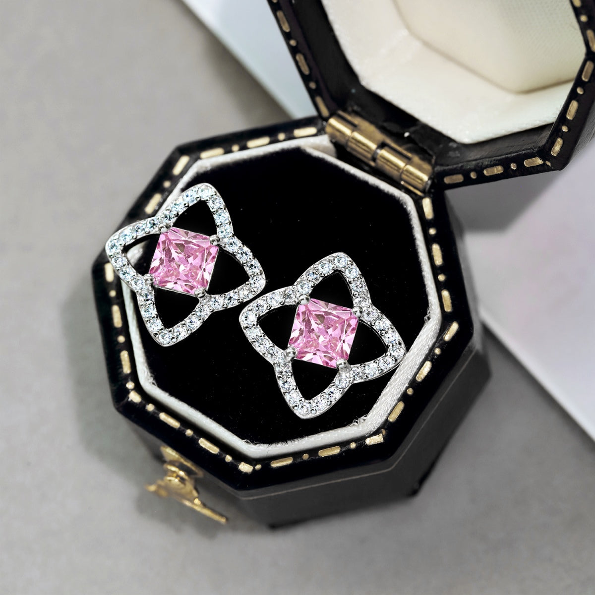 [Love More]Elegant Star Shape Princess Cut Daily Earrings