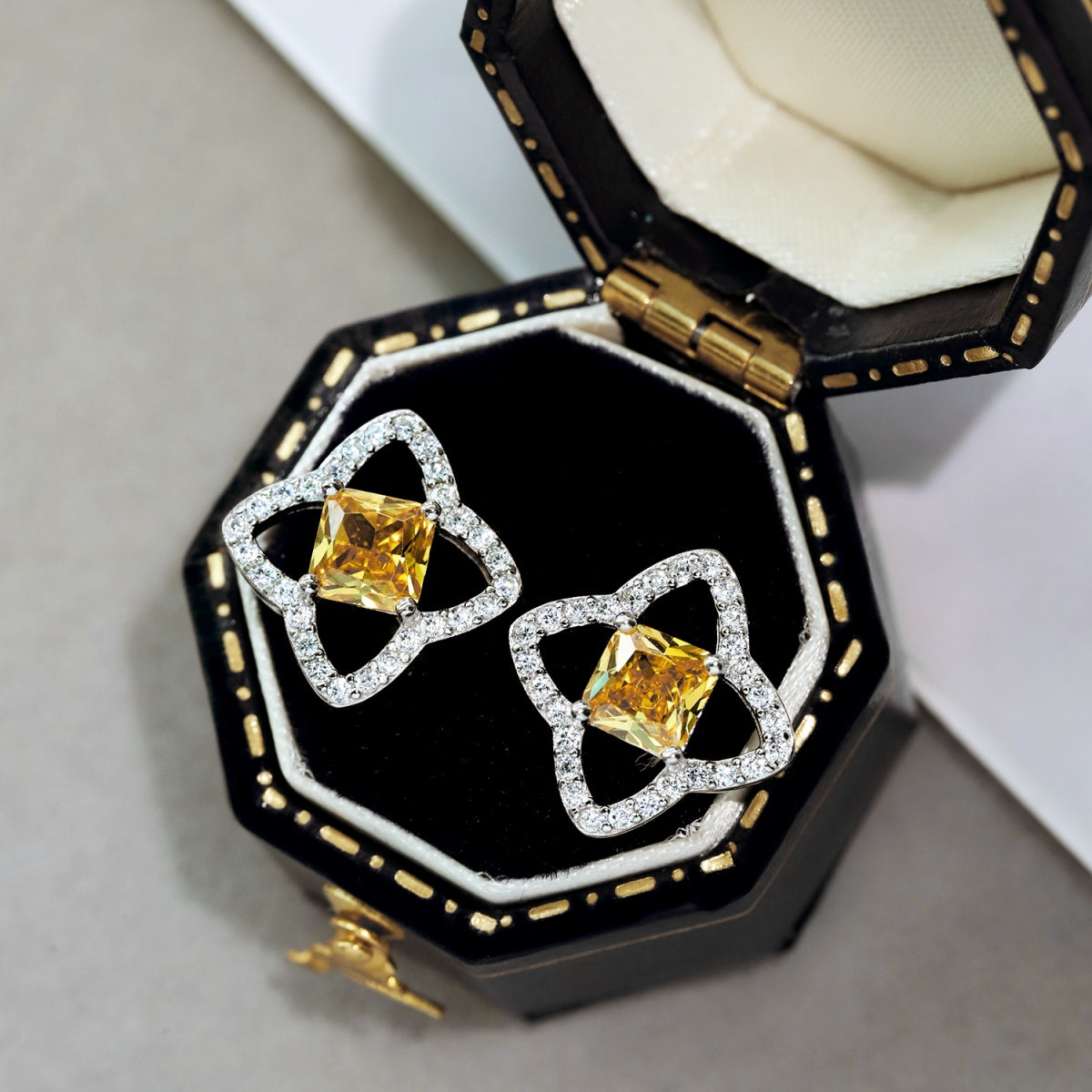 [Love More]Elegant Star Shape Princess Cut Daily Earrings