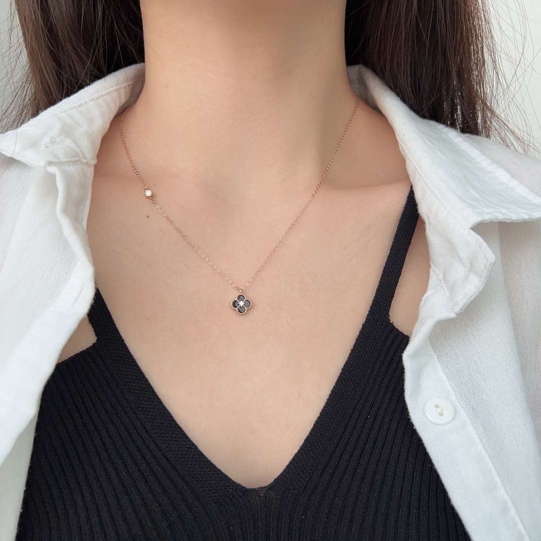 [Love More]Delicate Flower Shape Necklace