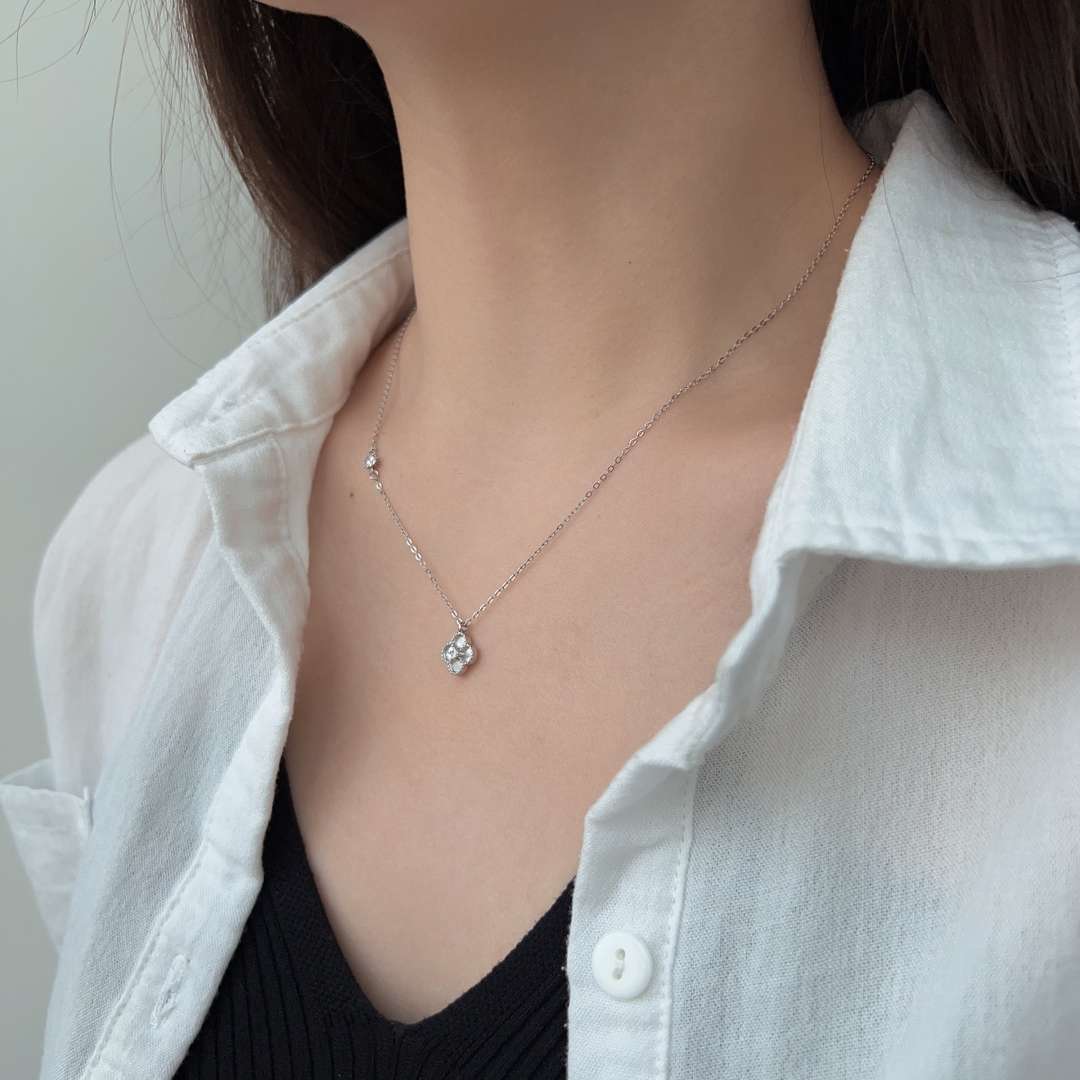 [Love More]Delicate Flower Shape Necklace