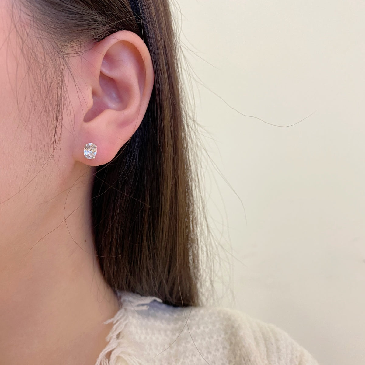 [Love More]Oval Classic Dignified Elegant Earrings