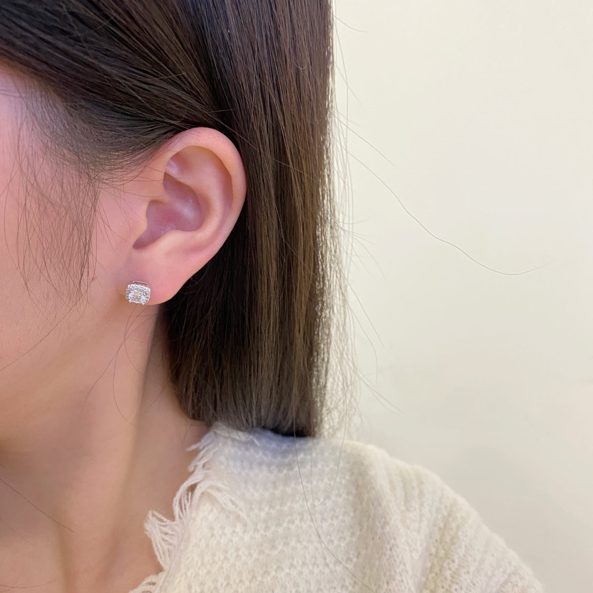[Love More]Classic Round Center Stone Stud Earrings