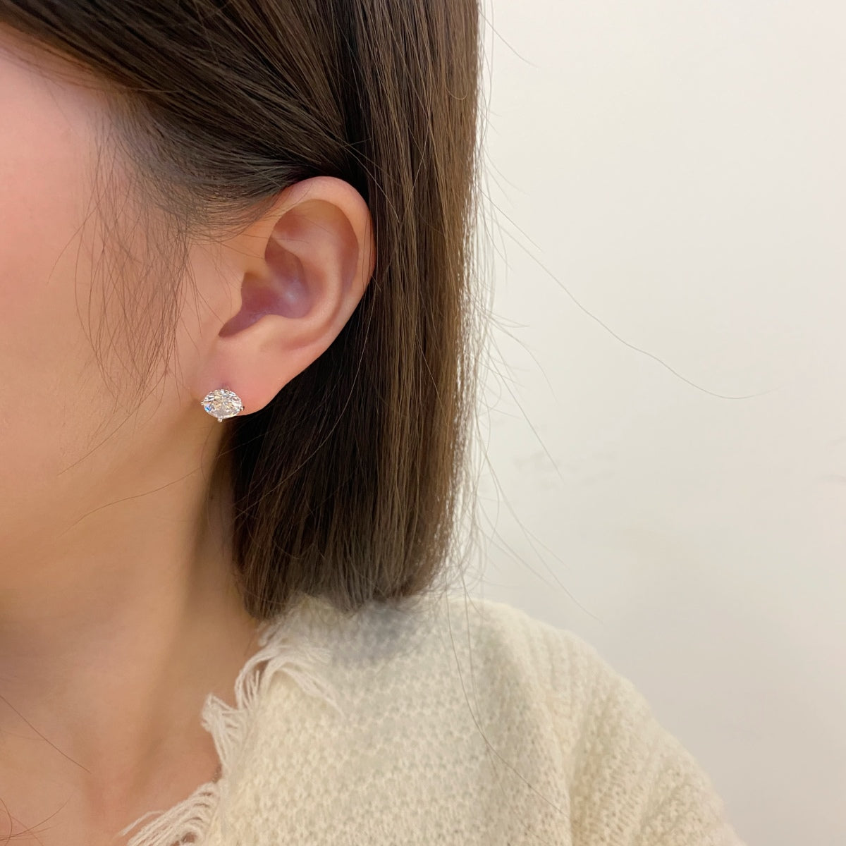 [Love More]Stylish Shiny Round Center Stone Stud Earrings