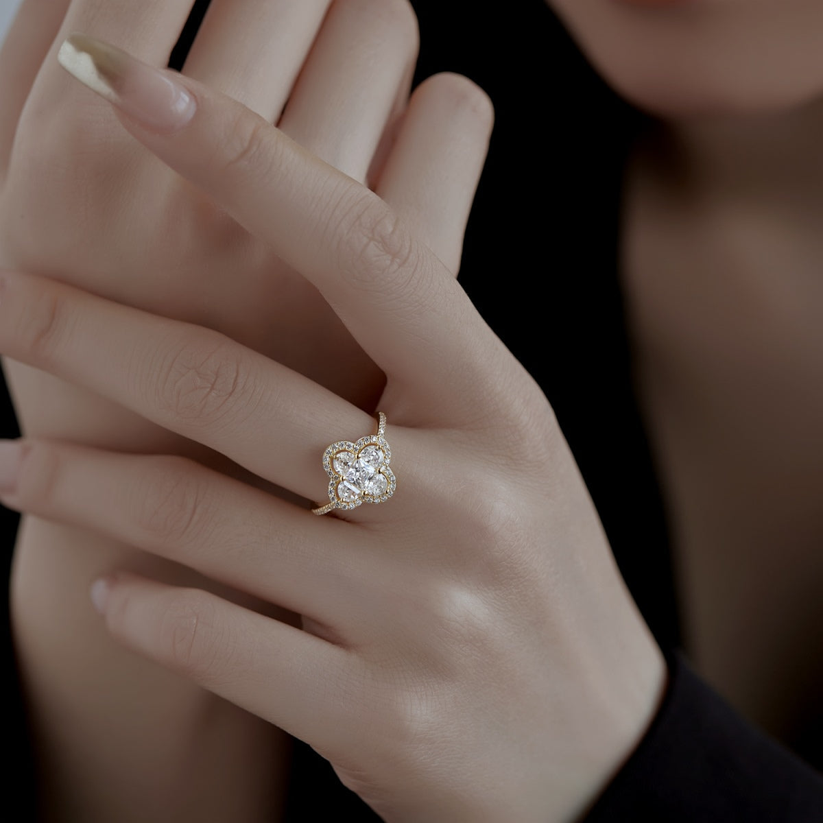 [Love More]Luxurious Eternity Flower Shape Banquet Ring