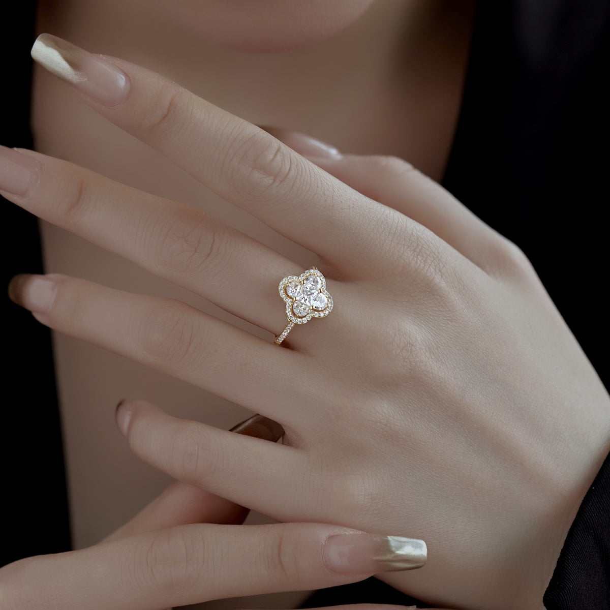 [Love More]Luxurious Eternity Flower Shape Banquet Ring