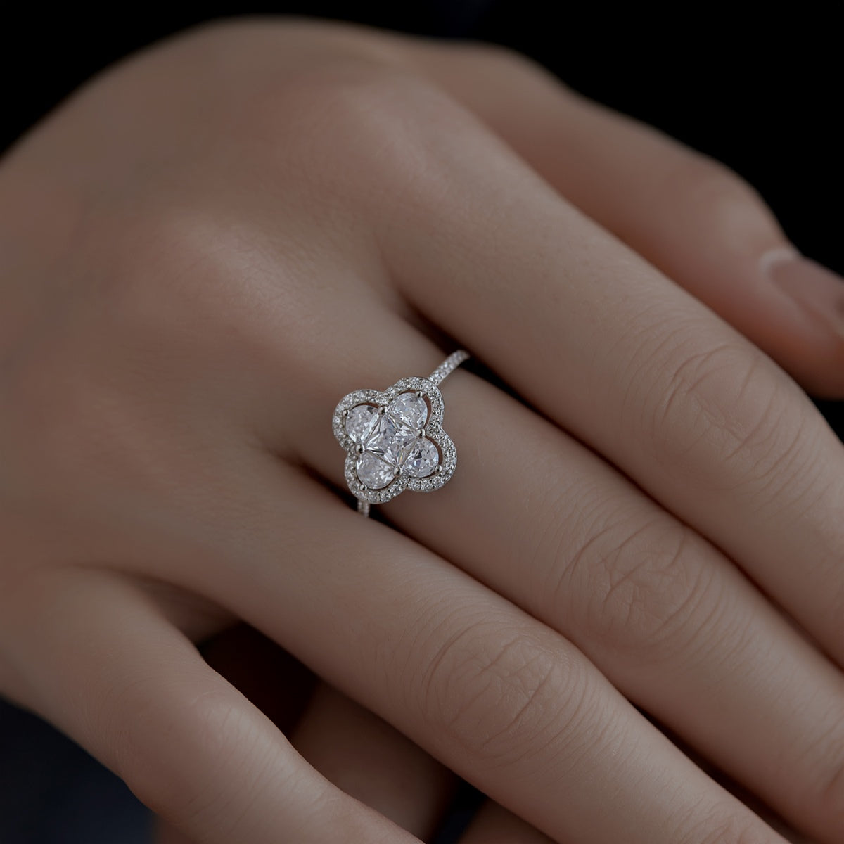 [Love More]Luxurious Eternity Flower Shape Banquet Ring