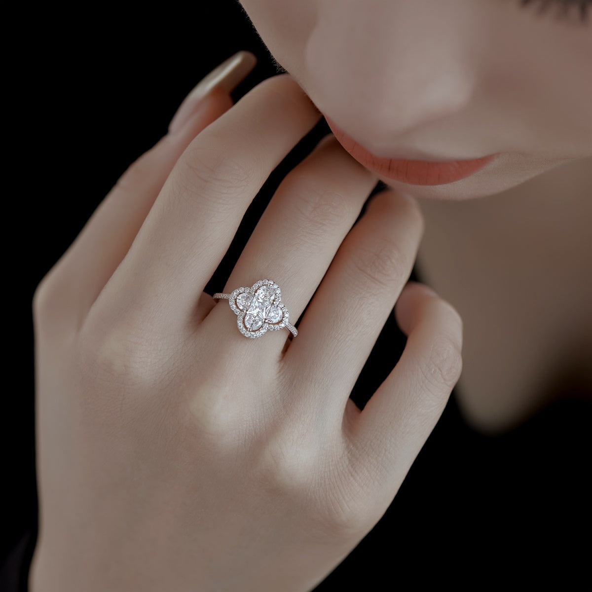 [Love More]Luxurious Eternity Flower Shape Banquet Ring